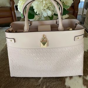 Michael Kors Blush Pocketbook